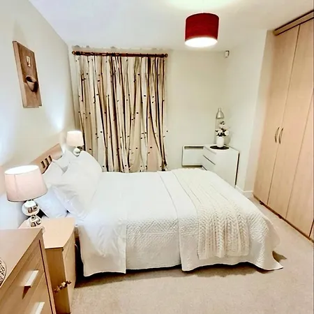 Charming Double Bedroom With Stunning Quayfront Views In