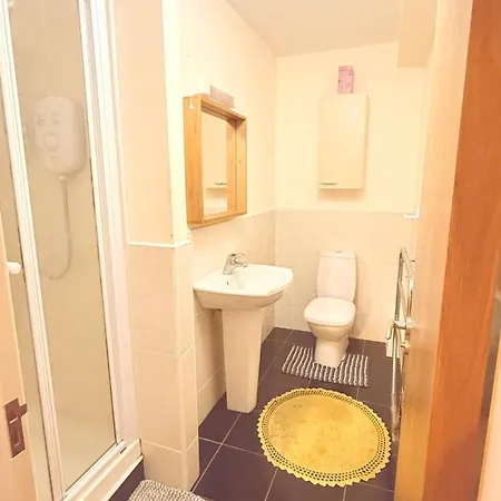 Charming Double Bedroom With Stunning Quayfront Views In