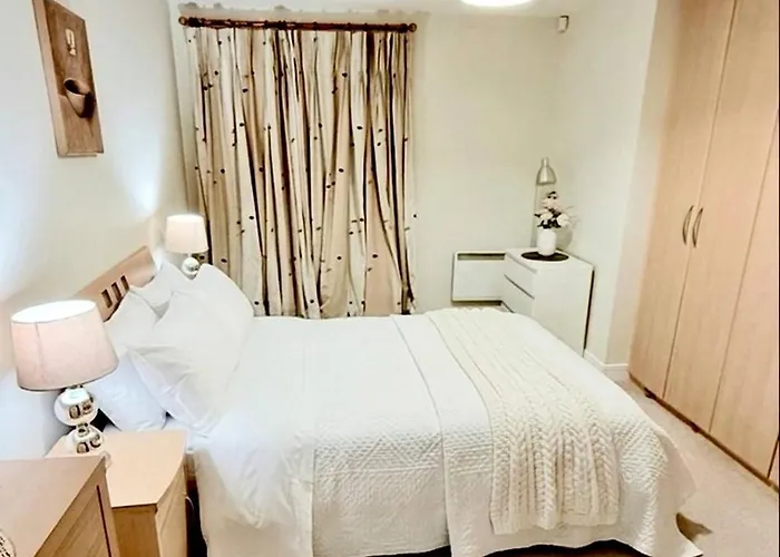 Charming Double Bedroom With Stunning Quayfront Views In
