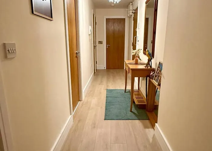 Charming Double Bedroom With Stunning Quayfront Views In